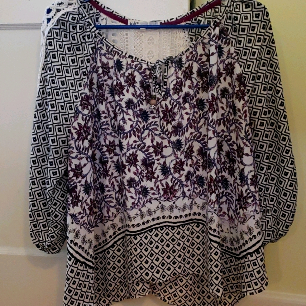 Beautiful flowy top with lace